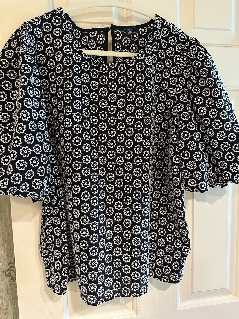 Ann Taylor black/white flowers puff ss top